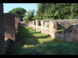 00649 ostia - regio ii - decumanus maximus - regio ii - insula ii - portico del tetto spiovente (ii,ii,6) - laeden - gesehen von osten - 2013.jpg